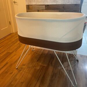 SNOO purchased in 2020. Very good condition. Comes with original box and manual